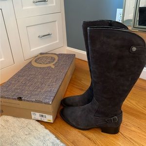 Brand NEW Born Boots, Size 9